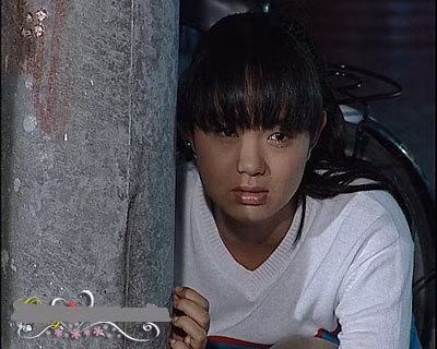Cô sở hữu khuôn mặt tròn trịa.