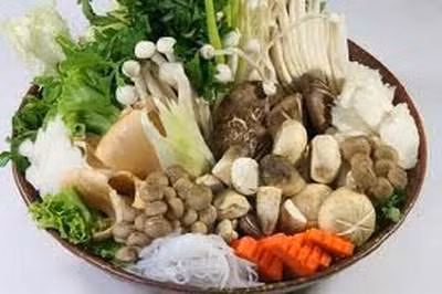 Thời gian ủ bệnh trung bình từ 2 - 4 giờ. Triệu chứng chủ yếu là hội chứng thần kinh (buồn nôn, nôn, đau đầu, rối loạn cảm giác, vận động...), kèm hội chứng tiêu hóa (đau bụng, tiêu chảy). Tỷ lệ tử vong do ngộ độc nhóm độc tố này thường rất cao.