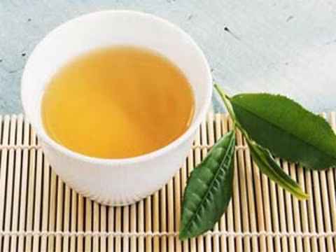Trà xanh: Bên cạnh việc làm giảm nguy cơ ung thư và các bệnh về tim mạch, trà xanh còn mang lại nhiều lợi ích cho toàn bộ cơ thể. Trong trà xanh có chứa catechin, chất chống oxy hóa làm đẹp da và giúp giảm mỡ vùng bụng. Nếu nhâm nhi vài ngụm trà xanh trước khi tập luyện thể dục thể thao, các hợp chất này cũng có thể tăng cường đốt cháy chất béo trong thời gian tập luyện. Trà xanh: Bên cạnh việc làm giảm nguy cơ ung thư và các bệnh về tim mạch, trà xanh còn mang lại nhiều lợi ích cho toàn bộ cơ thể. Trong trà xanh có chứa catechin, chất chống oxy hóa làm đẹp da và giúp giảm mỡ vùng bụng. Nếu nhâm nhi vài ngụm trà xanh trước khi tập luyện thể dục thể thao, các hợp chất này cũng có thể tăng cường đốt cháy chất béo trong thời gian tập luyện.