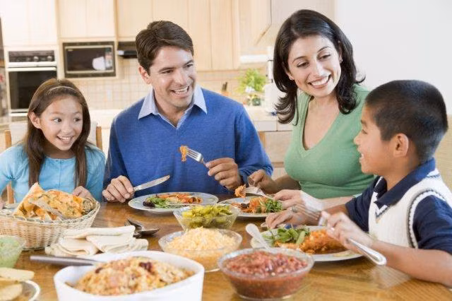 Không bỏ bữa sáng: Buổi sáng, sau khi bạn thức dậy thì tỷ lệ trao đổi chất của cơ thể ở mức thấp nhất. Nếu để cơ thể bị đói thì tỷ lệ trao đổi chất sẽ càng giảm nhiều hơn. Vì vậy, hãy ăn sáng đầy đủ để đẩy mạnh quá trình trao đổi chất và tiêu thụ calo.