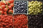 Họ berry: Bảo vệ cơ thể bằng dưỡng chất chống chất sinh ung thư là anthocyan, đóng vai trò hồi phục tế bào. Chứa nhiều vitamin C và a xít folic, những loại quả này rất cần thiết cho những phụ nữ trong thời gian sinh con. Chất chống ô xy hóa có trong berry không những bảo vệ được tim mạch mà còn ngăn ngừa da bị lão hóa. Cây nam việt quất nổi tiếng với khả năng cải thiện thị lực, đồng thời giảm nguy cơ viêm nhiễm đường niệu đạo, nguy cơ chực chờ đối với bất kỳ phụ nữ ở mọi độ tuổi. Khẩu phần: 3-4 lần/tuần. Xem thêm:Điểm danh những loại quả chữa trị bệnh "khó nói"