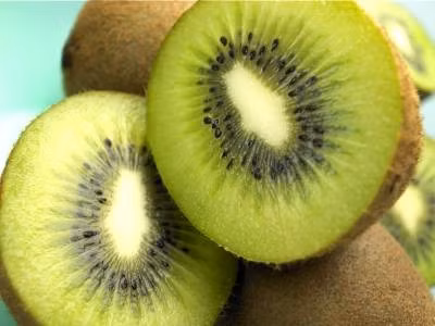 6. Quả kiwi: Kiwi là loại quả rất giàu vitamin C, kích thích sản xuất collagen giữ cho da bạn thật mềm dẻo và khả năng đàn hồi cao. Xem thêm: 10 thực phẩm cực tốt cho tim mạch của bạn 6. Quả kiwi: Kiwi là loại quả rất giàu vitamin C, kích thích sản xuất collagen giữ cho da bạn thật mềm dẻo và khả năng đàn hồi cao. Xem thêm: 10 thực phẩm cực tốt cho tim mạch của bạn