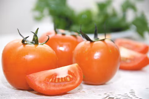 Cà chua: Đây là nguồn vitamin A và chất chống oxy hóa lycopene. Chất lycopene có nhiều trong cà chua làm giảm một nửa tác hại của tia cực tím, giúp da tươi tắn, chậm xuất hiện nếp nhăn và cải thiện làn da sáng bóng. Bạn có thể ăn cà chua đun chín, uống sinh tố để bổ sung các chất này. Cà chua có tính axit, trong đó chứa kali và vitamin C giúp làm sạch da mặt, vì vậy, có thể dùng cà chua xát lên mặt nhẹ nhàng hoặc đắp mặt nạ.