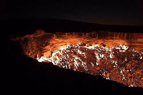 Lỗ hổng này nằm cách thủ đô Ashgabat của Turkmenistan 260km về phía Bắc. Lỗ hổng này nằm cách thủ đô Ashgabat của Turkmenistan 260km về phía Bắc.