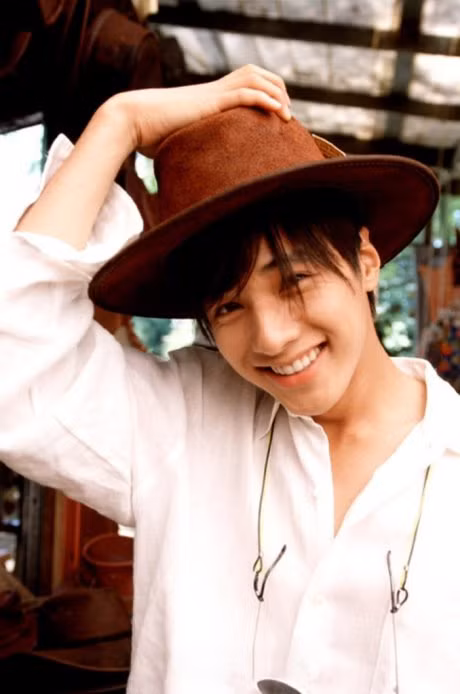 Anh chàng với khuôn mặt trẻ thơ này là Won Bin của năm 1997, khi đó, anh mới chỉ bước vào tuổi 20 với bộ phim "Propose và Our Story". Xem thêm: Sao U20, 30, 40 đọ dáng với bikini: Ai hơn?