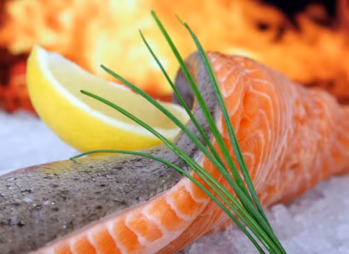 Cá hồi và cá béo: Cá hồi với lượng omega-3 dồi dào là nguồn thực phẩm thiên nhiên giúp duy trì sức khỏe tim mạch như ngăn ngừa nhồi máu cơ tim, đột quỵ và bổ sung lượng cholesterol tốt. Cá hồi, cá trích và cá mòi giúp tăng lượng cholesterol tốt đến 4%. Xem thêm: Giải nhanh cơn khát, mát bổ ngày hè với nước dừa Cá hồi và cá béo: Cá hồi với lượng omega-3 dồi dào là nguồn thực phẩm thiên nhiên giúp duy trì sức khỏe tim mạch như ngăn ngừa nhồi máu cơ tim, đột quỵ và bổ sung lượng cholesterol tốt. Cá hồi, cá trích và cá mòi giúp tăng lượng cholesterol tốt đến 4%. Xem thêm: Giải nhanh cơn khát, mát bổ ngày hè với nước dừa