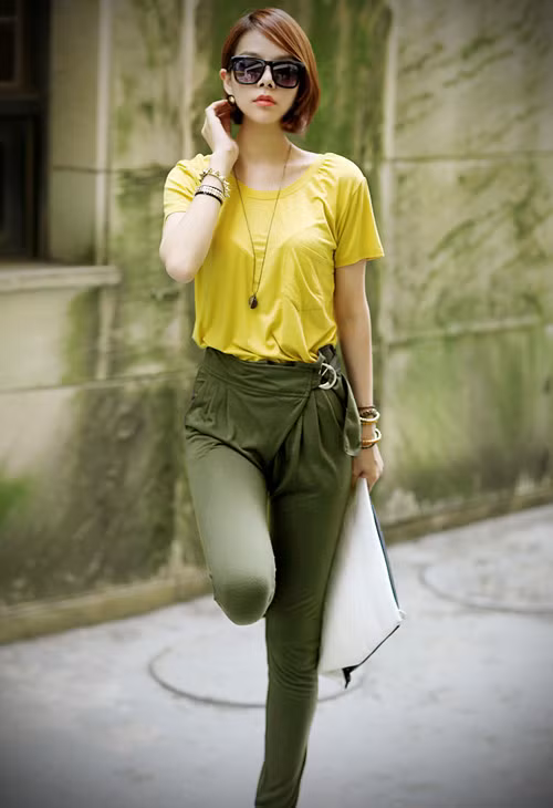 Nếu là cô gái cá tính, hẳn bạn sẽ không thể bỏ qua cách mix áo phông với quần kaki kiểu cách. Nếu là cô gái cá tính, hẳn bạn sẽ không thể bỏ qua cách mix áo phông với quần kaki kiểu cách.