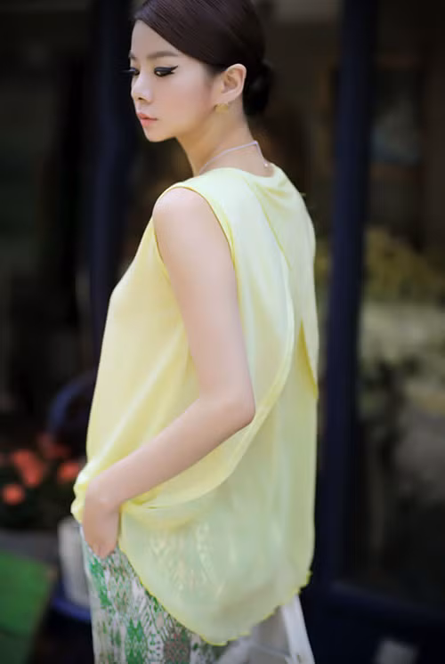 Áo khoét nách thoạt nhìn đơn giản nhưng trở nên ấn tượng với mảng voan mỏng mát sau lưng. Áo khoét nách thoạt nhìn đơn giản nhưng trở nên ấn tượng với mảng voan mỏng mát sau lưng.