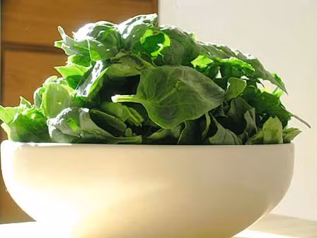 Rau chân vịt hay cải bó xôi là loại rau rất tốt cho mắt bởi chứng có chứa các chất carotenoids, lutein và zeaxanthin, giúp cho lòng trắng của mắt trở nên sáng hơn. Để đạt hiểu quả sử dụng tốt nhất, hãy ăn rau bina ít nhất 3 lần 1 tuần. Rau chân vịt hay cải bó xôi là loại rau rất tốt cho mắt bởi chứng có chứa các chất carotenoids, lutein và zeaxanthin, giúp cho lòng trắng của mắt trở nên sáng hơn. Để đạt hiểu quả sử dụng tốt nhất, hãy ăn rau bina ít nhất 3 lần 1 tuần.