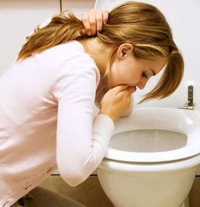 Có máu trong chất nôn hoặc trong phân: Theo Viện Y tế Quốc gia Mỹ, nếu trong chất nôn có lẫn máu thì cũng nên suy xét đến khả năng ung thư dạ dày. Ngoài ra, nếu đi tiêu thấy phân có màu đen hoặc có màu đỏ như máu thì nghi ngờ ung thư dạ dày càng cao hơn.