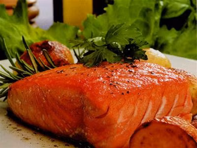 Cá hồi: Cá hồi là một loại cá béo, chứa nhiều axit béo omega-3. Một nghiên cứu mới cho thấy các chất dinh dưỡng từ omega-3 có tác dụng duy trì tâm hồn trẻ trung, trí óc tỉnh táo.