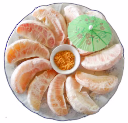 Bưởi và nước bưởi: Nước bưởi có chứa nhiều vitamin và khoáng chất rất có lợi cho sức khỏe, tuy nhiên nếu vô tình kết hợp bưởi hoặc nước bưởi cùng với thuốc thì sẽ dẫn đến tình trạng tương tác thuốc, làm giảm hiệu quả của thuộc thậm chí còn gây tác dụng phản chủ. Bưởi và nước bưởi: Nước bưởi có chứa nhiều vitamin và khoáng chất rất có lợi cho sức khỏe, tuy nhiên nếu vô tình kết hợp bưởi hoặc nước bưởi cùng với thuốc thì sẽ dẫn đến tình trạng tương tác thuốc, làm giảm hiệu quả của thuộc thậm chí còn gây tác dụng phản chủ.