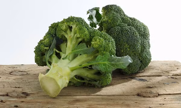 Rau có lá màu xanh sẫm: Loại vitamin K có trong rau có lá màu xanh sẫm như bông cải xanh, bina hay còn gọi là cải bó xôi có thể gây nên những tác dụng phụ với thuốc điều trị chống đông đặc máu. Rau có lá màu xanh sẫm: Loại vitamin K có trong rau có lá màu xanh sẫm như bông cải xanh, bina hay còn gọi là cải bó xôi có thể gây nên những tác dụng phụ với thuốc điều trị chống đông đặc máu.