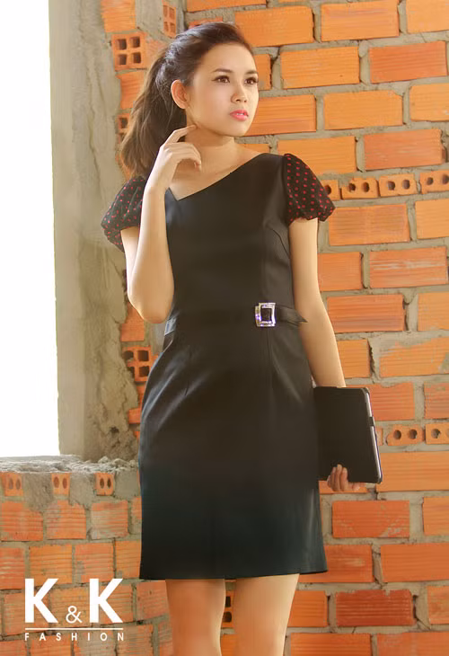 Những mẫu thiết kế này mang đậm vẻ đẹp cổ điển nhưng vẫn đầy ắp hơi thở cuộc sống hiện đại với thiết kế tay phồng nữ tính, phối thắt lưng và cổ áo lệch lạ mắt hay cột nơ đáng yêu.