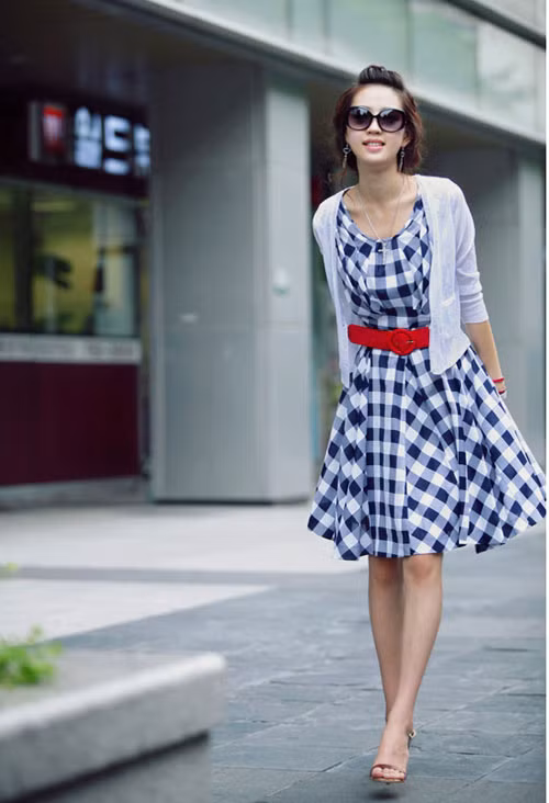 Họa tiết kẻ cũng là một trong những họa tiết trẻ trung và quý phái dành cho giới quý tộc, cho những cô tiểu thư kiêu kỳ. Họa tiết kẻ cũng là một trong những họa tiết trẻ trung và quý phái dành cho giới quý tộc, cho những cô tiểu thư kiêu kỳ.