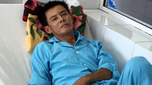 Trước hoặc sau phẫu thuật: Sau cuộc phẫu thuật liên quan đến hệ tiêu hóa như cắt đoạn ruột, phần lớn bệnh nhân phải kiêng ăn rau từ 2 - 6 tuần để ruột có thời gian lành lại."Nói chung, chúng tôi khuyến cáo bệnh nhân tuân thủ chế độ ăn ít chất xơ để giảm lượng chất này đi qua ruột, sau đó mới yêu cầu họ quay trở lại chế độ ăn cũ để xem phản ứng", Rumsey giải thích. Xem thêm:7 loại thực phẩm giúp bạn trẻ lâu hơn Trước hoặc sau phẫu thuật: Sau cuộc phẫu thuật liên quan đến hệ tiêu hóa như cắt đoạn ruột, phần lớn bệnh nhân phải kiêng ăn rau từ 2 - 6 tuần để ruột có thời gian lành lại."Nói chung, chúng tôi khuyến cáo bệnh nhân tuân thủ chế độ ăn ít chất xơ để giảm lượng chất này đi qua ruột, sau đó mới yêu cầu họ quay trở lại chế độ ăn cũ để xem phản ứng", Rumsey giải thích. Xem thêm:7 loại thực phẩm giúp bạn trẻ lâu hơn