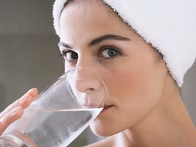 Uống nhiều nước: Đây là phương thức tự nhiên để làm mềm nếp nhăn trên mặt. Uống nước cũng giúp da sáng và loại trừ mụn hiệu quả.