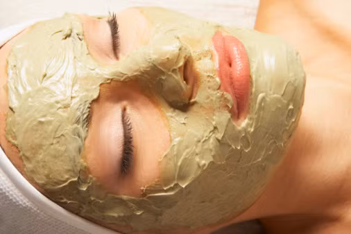 Mặt nạ mật ong - glycerin: Trộn 1 thìa mật ong và một muỗng glycerin để mát xa mặt trước đi ngủ. Sau đó rửa sạch lại mặt với nước ấm.