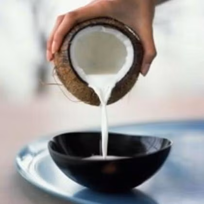 Dầu dừa: Sử dụng dầu dừa mát xa mặt mỗi đêm trước khi đi ngủ sẽ giúp da căng mịn.