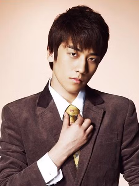 Trùng tên với người anh cùng nhóm - T.O.P nên Lee Seung Hyun cũng quyết định chọn cho mình một nghệ danh và Seung Ri là cái tên được gọi. Dù đã bước sang tuổi 22 nhưng dường như Seung Ri vẫn đang ở thời điểm chuyển giao giữa teen và người đàn ông thực thụ. Luôn cố tỏ ra "man", lạnh lùng nhưng tính khí của chàng trai này vẫn rất trẻ con! Xem thêm: Sao Hàn nào mặc xấu nhất nửa đầu 2012?