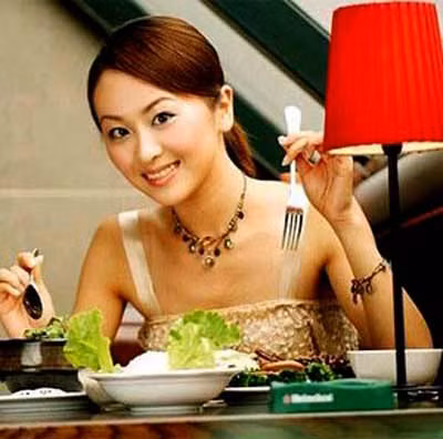 Thói quen ăn uống: Một số đồ ăn thức uống mà chúng ta vẫn dùng hằng ngày là tác nhân gây đau đầu trong khi nhiều loại khác lại có tác dụng giảm đau. Nếu là người hay bị đau đầu, bạn nên ăn rau chân vịt, đậu phụ, dầu cá, dầu olive, đậu trắng, hạt hướng đương và hạt bí đỏ. Những thực phẩm nên tránh là rượu vang đỏ, bia, sô cô la và thịt nguội như xúc xích, chân giò muối. Thói quen ăn uống: Một số đồ ăn thức uống mà chúng ta vẫn dùng hằng ngày là tác nhân gây đau đầu trong khi nhiều loại khác lại có tác dụng giảm đau. Nếu là người hay bị đau đầu, bạn nên ăn rau chân vịt, đậu phụ, dầu cá, dầu olive, đậu trắng, hạt hướng đương và hạt bí đỏ. Những thực phẩm nên tránh là rượu vang đỏ, bia, sô cô la và thịt nguội như xúc xích, chân giò muối.