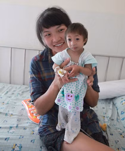 Đúng như những gì mà chúng mình thấy trong bức ảnh, mẹ của Liang rất tự hào về cô con gái bé nhỏ và luôn dành tình cảm, sự chăm sóc đặc biệt cho Liang. Cô rất thích ngắm con gái mình chơi đùa. Đúng như những gì mà chúng mình thấy trong bức ảnh, mẹ của Liang rất tự hào về cô con gái bé nhỏ và luôn dành tình cảm, sự chăm sóc đặc biệt cho Liang. Cô rất thích ngắm con gái mình chơi đùa.