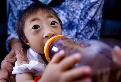 Dù vậy, với thân hình nhỏ bé của mình, Liang cũng gặp nhiều khó khăn trong việc di chuyển và chơi đùa cùng đám bạn. Mọi người đều tin rằng, Liang là cô bé nhỏ nhất thế giới. Dù vậy, với thân hình nhỏ bé của mình, Liang cũng gặp nhiều khó khăn trong việc di chuyển và chơi đùa cùng đám bạn. Mọi người đều tin rằng, Liang là cô bé nhỏ nhất thế giới.