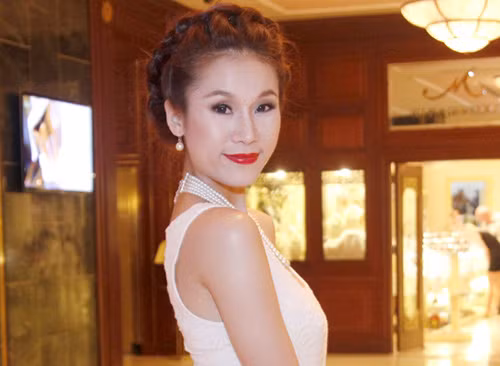 Những đôi kính đa sắc màu khiến Thái Hà có một bộ sưu tập mắt rất... lạ. Xem thêm:Thiên sứ 9X: Ánh mắt đẹp tựa Phương Tư Doanh trong "Xóm vắng"