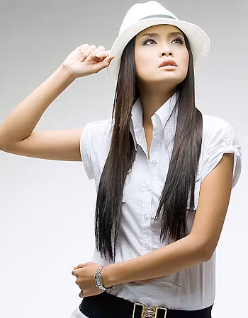 Vũ Thu Phương trắng tinh khôi với váy, áo và mũ phớt. Vũ Thu Phương trắng tinh khôi với váy, áo và mũ phớt.