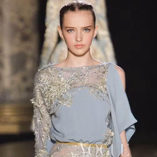 Elie Saab kiều diễm và thánh thiện cao sang. Xem thêm: Những kiểu tóc dễ bị "ném đá"" khi ra đường