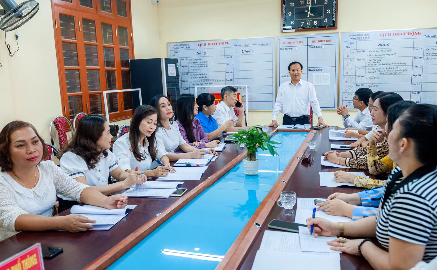 Cán bộ, giáo viên và nhân viên nhà trường luôn đoàn kết, thống nhất, sáng tạo trong các phong trào thi đua dạy tốt - học tốt (Ảnh: TT)