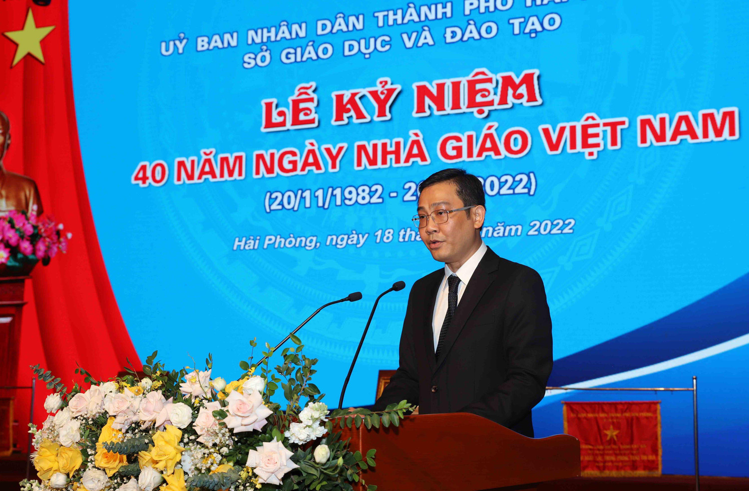 Ông Bùi Văn Kiệm - Giám đốc Sở Giáo dục và Đào tạo Hải Phòng nói lên suy nghĩ về nghề giáo tại lễ kỷ niệm 40 năm Ngày Nhà giáo Việt Nam (Ảnh: LT)