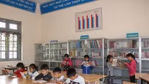 Sau sáp nhập, thư viện trường Tiểu học và Trung học cơ sở Vĩnh Đồng (Kim Bôi, Hòa Bình) có gần 1.100 đầu sách, tạo điều kiện cho học sinh học tập, tìm hiểu, giải trí. (Ảnh minh họa: Báo Hòa Bình)