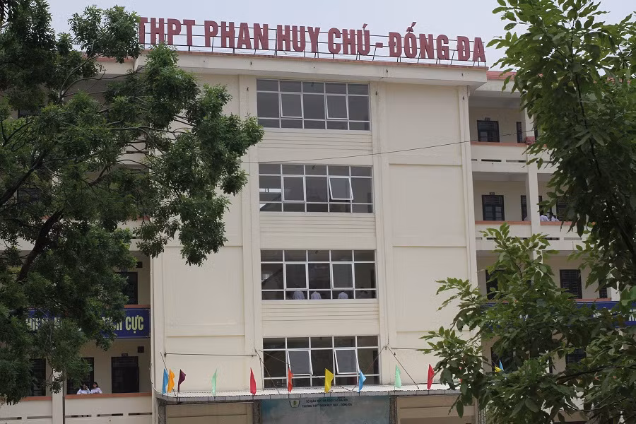 Hiệu trưởng trường Trung học phổ thông Phan Huy Chú – Đống Đa (Hà Nội) khi góp ý về phương án tuyển sinh vào lớp 10 năm học 2019-2020 của Hà Nội cho rằng, thi 4 môn là phù hợp nhất! (Ảnh: Thùy Linh)