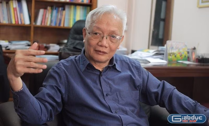 Theo thầy Tùng Lâm, trong lớp học có thể xảy ra xô xát, trêu đùa giữa các học trò mà giáo viên khó có thể kiểm soát, ngăn chặn kịp nhưng clip cho thấy 3 cô giáo đứng nhìn các cháu đánh hội đồng chứ không hề vội vàng chạy vào can ngăn. (Ảnh: Thùy Linh) Theo thầy Tùng Lâm, trong lớp học có thể xảy ra xô xát, trêu đùa giữa các học trò mà giáo viên khó có thể kiểm soát, ngăn chặn kịp nhưng clip cho thấy 3 cô giáo đứng nhìn các cháu đánh hội đồng chứ không hề vội vàng chạy vào can ngăn. (Ảnh: Thùy Linh)