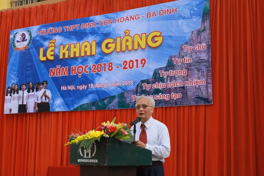 Chủ tịch Hội đồng giáo dục - Nhà giáo Nguyễn Tùng Lâm giao nhiệm vụ cho thầy và trò nhà trường