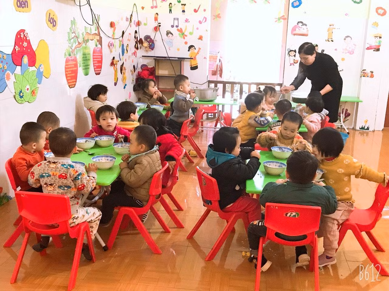 Bữa ăn của các em học sinh Mầm non Đồng Văn khi đi học trở lại.