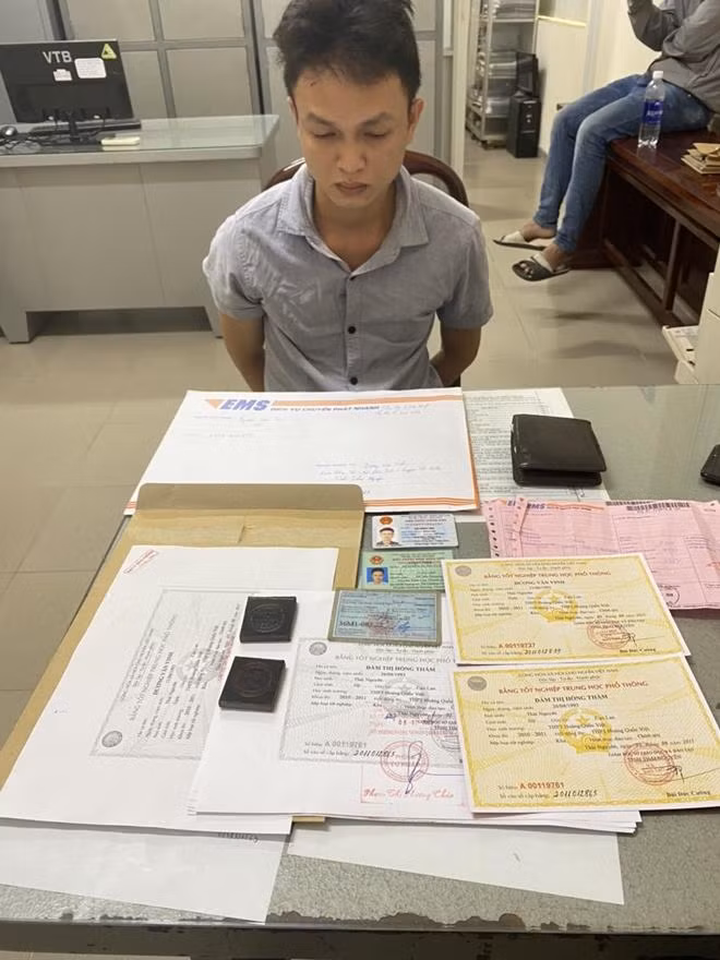 Giấy tờ, tài liệu các đối tượng làm giả bị công an Đồng Nai triệt phá. Ảnh: Công an nhân dân