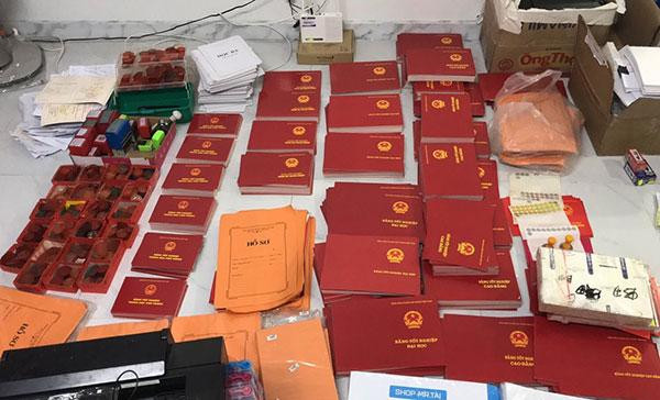 Tang vật của vụ án làm giả bằng cấp do Cục An ninh mạng và phòng, chống tội phạm sử dụng công nghệ cao, Bộ Công an và Công an Thành phố Hồ Chí Minh vừa triệt phá. Ảnh: Công an nhân dân