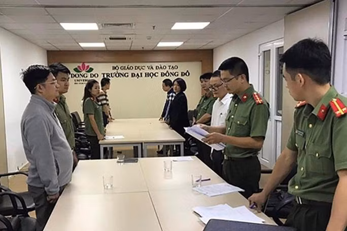 Cơ quan An ninh điều tra Bộ Công an tống đạt quyết định khởi tố bị can trong vụ án - Nguồn: Bộ Công an