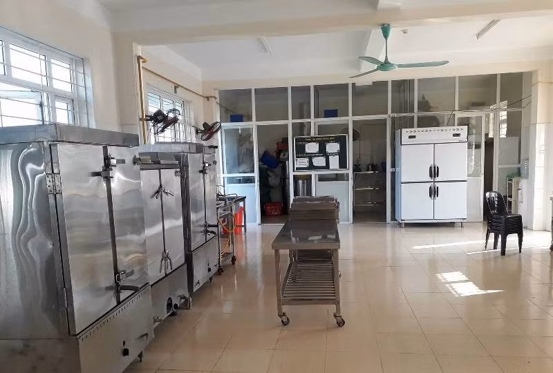 Để bếp nấu gà nguyên nội tạng cho trẻ mầm non, hiệu trưởng bị xét trách nhiệm ảnh 2