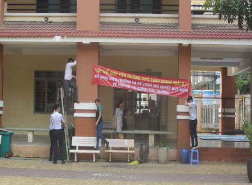Bức xúc với vấn đề tài chính, giáo viên Trường Trần Quang Khải treo băng rôn phản đối (ảnh: P.L) Bức xúc với vấn đề tài chính, giáo viên Trường Trần Quang Khải treo băng rôn phản đối (ảnh: P.L)