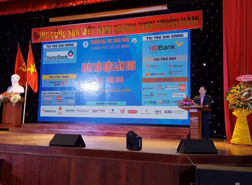 Quyền Hiệu trưởng Trường Đại học Ngân hàng - ông Bùi Hữu Toàn khai mạc ngày hội việc làm (ảnh: P.L) Quyền Hiệu trưởng Trường Đại học Ngân hàng - ông Bùi Hữu Toàn khai mạc ngày hội việc làm (ảnh: P.L)