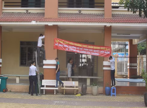Giáo viên chuẩn bị cho việc treo băng rôn trong Trường Trần Quang Khải, quận 11 (ảnh: P.L)