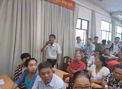 Cử tri quận 2 bức xúc nêu ý kiến với các đại biểu Quốc hội thành phố (ảnh: P.L)