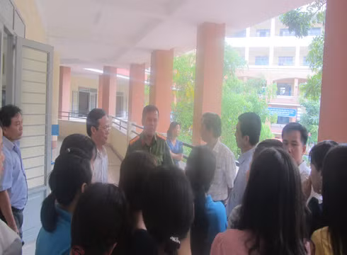 Công an phường cũng phải có mặt để giữ gìn an ninh, động viên giáo viên thực hiện đúng nhiệm vụ (ảnh: P.L)