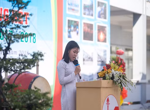 Em Đào Thị Quyên phát biểu cảm nghĩ tại lễ bế giảng ở Trường Gia Định ngày 25/5 (ảnh: A.Sơn) Em Đào Thị Quyên phát biểu cảm nghĩ tại lễ bế giảng ở Trường Gia Định ngày 25/5 (ảnh: A.Sơn)