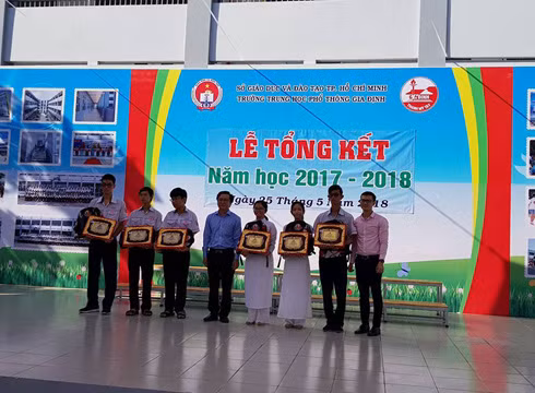 Thầy Nguyễn Bảo Quốc trao tặng phần thưởng cho các học sinh có thành tích xuất sắc của trường (ảnh: P.L) Thầy Nguyễn Bảo Quốc trao tặng phần thưởng cho các học sinh có thành tích xuất sắc của trường (ảnh: P.L)