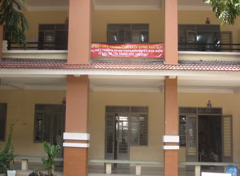 Băng rôn được treo công khai bên trong Trường Trần Quang Khải, quận 11 (ảnh: P.L)
