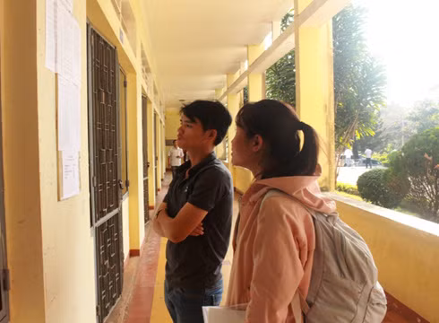 Thí sinh thi tuyển công chức ở Đắk Lắk rà soát lại nội quy trước giờ thi (Ảnh: Cổng thông tin của tỉnh)